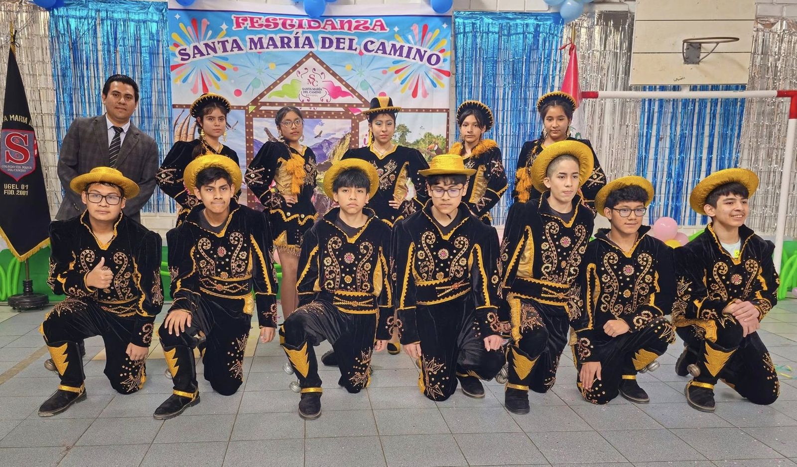 Estudiantes del colegio con trajes de danzas típicas